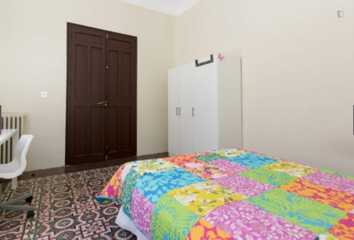 Neat Double Bedroom Near Basílica De San Juan De Dios - 2