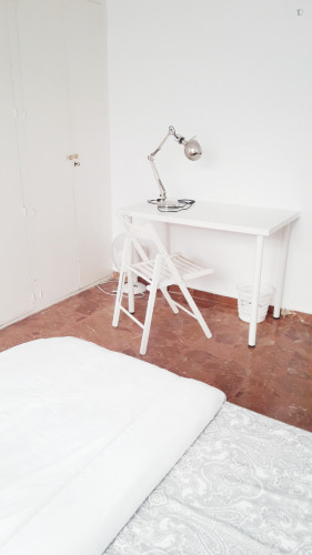 Bright double bedroom not far from Universidad de Sevilla: Facultad de Bellas Artes