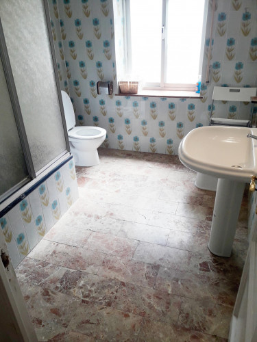 Bright double bedroom not far from Universidad de Sevilla: Facultad de Bellas Artes