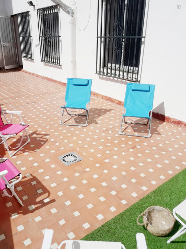 Bright double bedroom not far from Universidad de Sevilla: Facultad de Bellas Artes