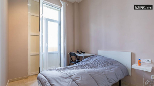 Charming Single Bedroom With Private Bathroom Near IEM Business School - 1