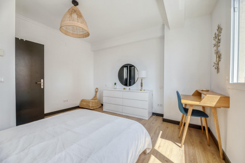 Modern double bedroom in a Luxury Apartment to Rent, Valencia, Spain