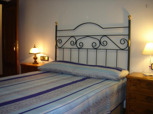  Luminous Double Ensuite Bedroom Next To The Monterrey's Palace  -  Luminous double ensuite bedroom in a 5-bedroom apartment  - Gallery -  1