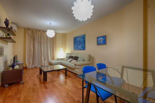 Modern 2-Bedroom Apartment With Accessible Amenities Near GranadaNew - 1