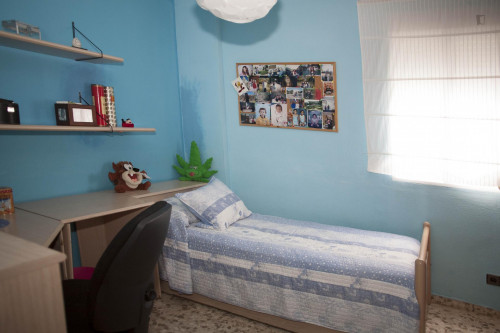 Friendly Single Bedroom In A 4-Bedroom Apartment, In Triana - 2