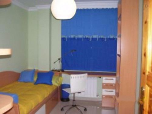  Cool Single Bedroom In A 3-Bedroom Apartment  -  Cool 3-bedroom apartment  - Gallery -  2