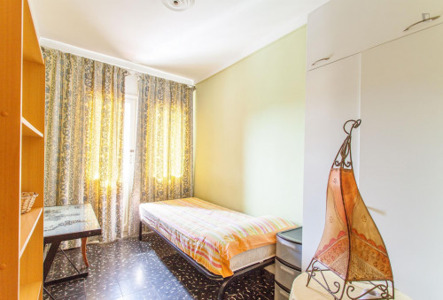 Lively Single Bedroom In A 3-Bedroom Apartment Close To Universitat Pública Politécnica De Valencia - 1