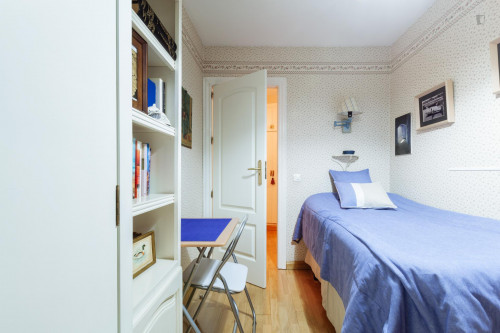  Single Room With Brekfast Includedrestricted Use Of The Kitchen, Near Universidad De Granada - Campu  -  Snugg single bedroom near Universidad de Granada - Campus Fuentenueva, full board: breakfast, meal and dinner.  - Gallery -  1