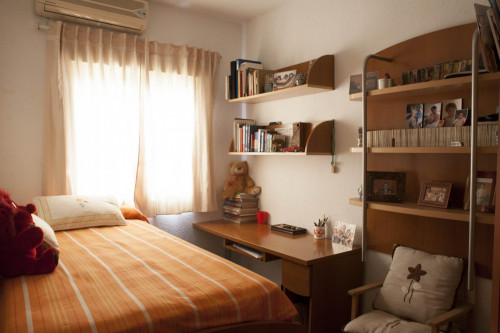  Single Bedroom In A 3-Bedroom Flat, With Private Bathroom In La Negrilla  -  Single bedroom in a 3-bedroom flat, with private bathroom in La Negrilla  - Gallery -  1