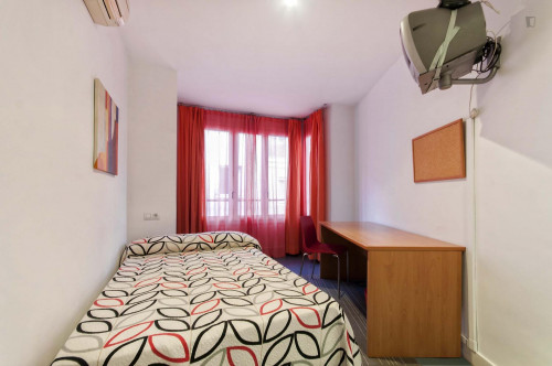  Practical Double Bedroom In A Flat, In The Heart Of The City  -  Practical double bedroom in a flat, in the heart of the city  - Gallery -  2
