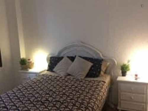 Appealing 1-Bedroom Apartment Near Plaza De La Trinidad - 2