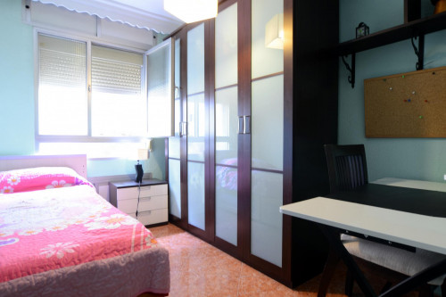  Cosy Single Bedroom Just For Female Students, Near Santa Cristina Neighbourhood  -  Small and cosy single bedroom, placed near Santa Cristina neighbourhood  - Gallery -  2