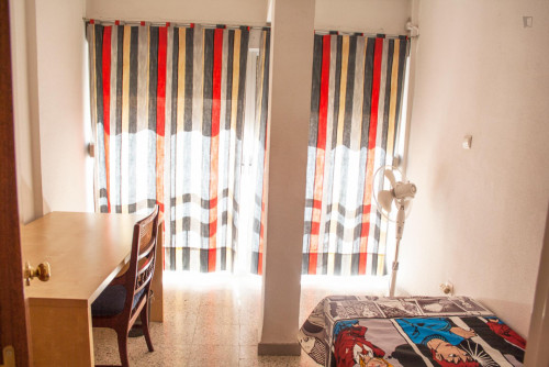 Cute Single Bedroom In A 3-Bedroom Flat, In Triana - 2