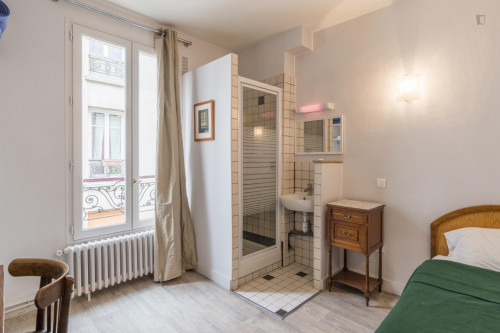  Bright Single Ensuite Bedroom In A Hotel, In The 18th Arrondissement  -  Bright single ensuite bedroom in a hotel, in the 18th arrondissement  - Gallery -  1