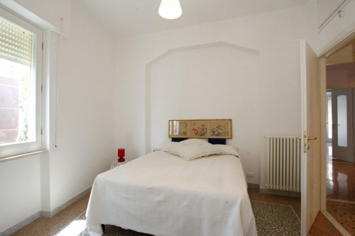  Sunny And Quiet Big Bedroom: Vatican/Aurelio  -  Sunny and quiet big bedroom: Vatican/Aurelio  - Gallery -  2