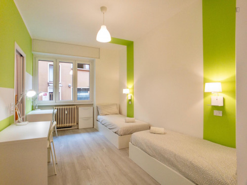Single Bed In A Beautiful Twin Bedroom With En-Suite Bathroom - 2