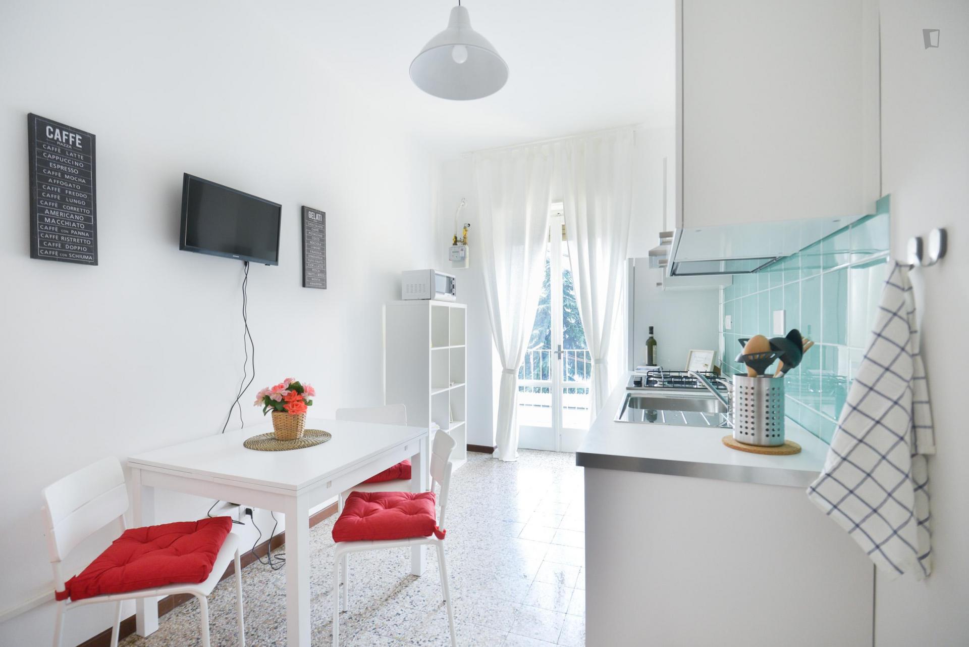 Bright double bedroom in Borgo San Paolo