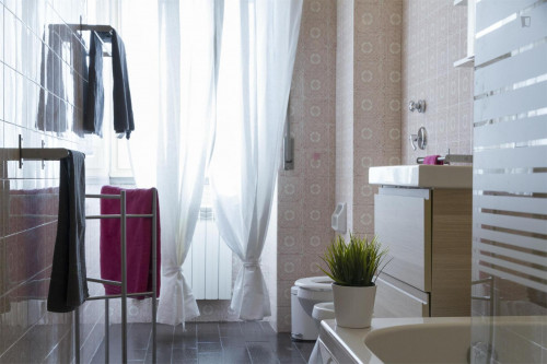 Beautiful double ensuite bedroom in a 5-bedroom apartment near Arco di Porta Ticinese  - Gallery -  5