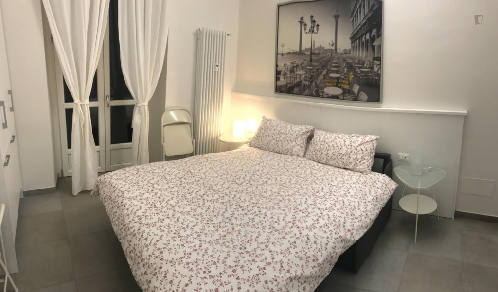 Double bedroom, with private bathroom, in 3-bedroom apartment