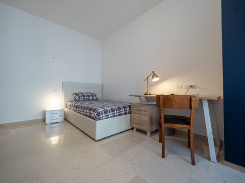 Bed in a twin bedroom well connected to city centre - Gallery - 3