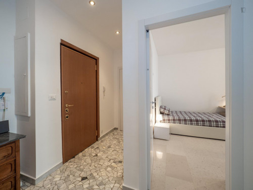 Bed in a twin bedroom well connected to city centre - Gallery - 15