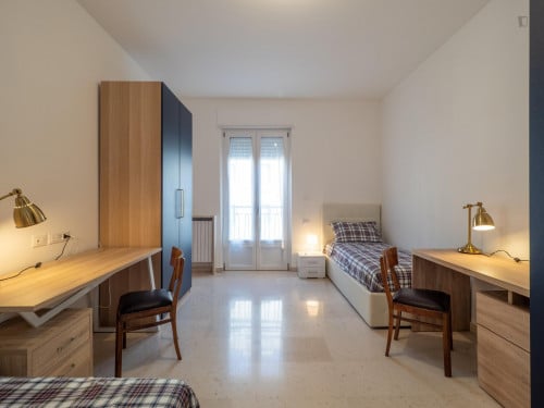Bed in a twin bedroom well connected to city centre - Gallery - 2