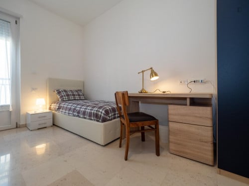 Bed in a twin bedroom well connected to city centre - Gallery - 4