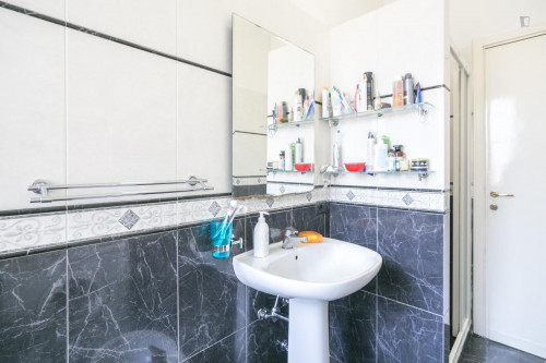 Well-lit single bed in a 3-bedroom apartment near Bocconi University - Gallery - 6