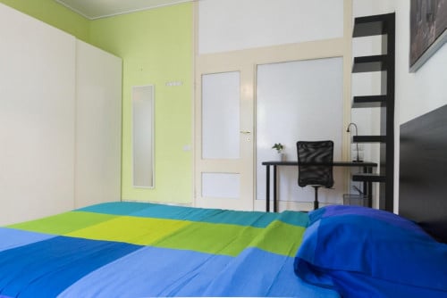 Large double bedroom in Turin