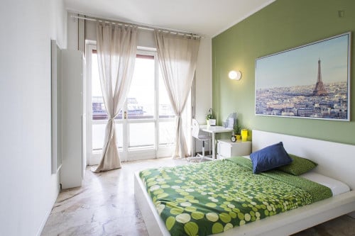 Large double bedroom in Turin