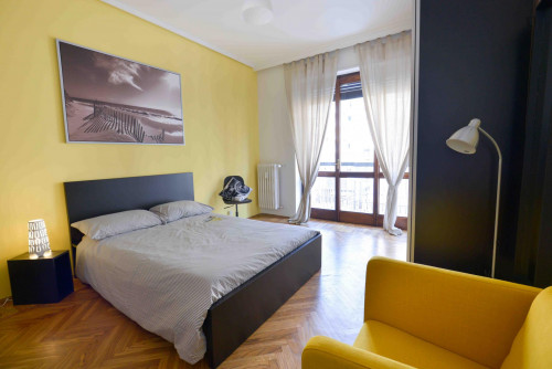 Large double bedroom in Turin