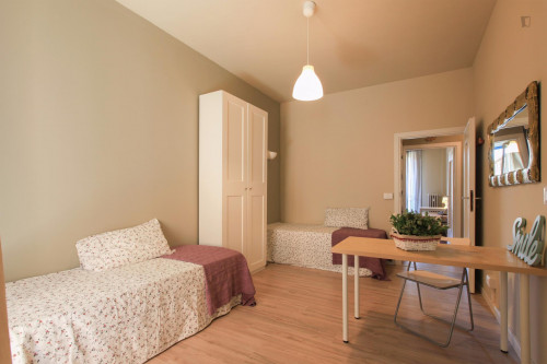 Twin bedroom with private bathroom and balcony close to Navigli - Gallery - 4