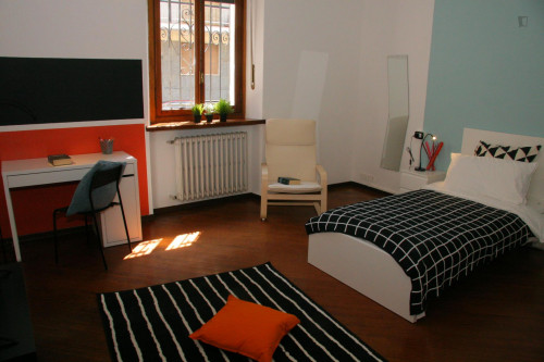 Well-lit single bedroom close to the Monte Grappa metro station