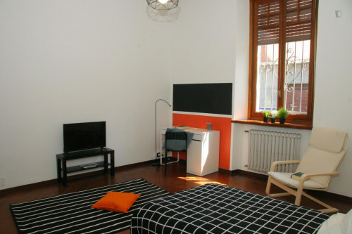 Well-lit single bedroom close to the Monte Grappa metro station