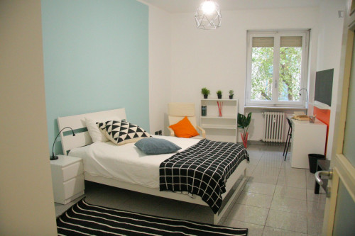 Spacious single bedroom close to the Dante metro station