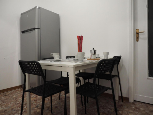 Airy single bedroom in Crocetta