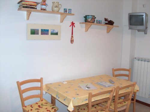 Single bedroom in 3-bedroom apartment in Quaracchi area  - Gallery -  3