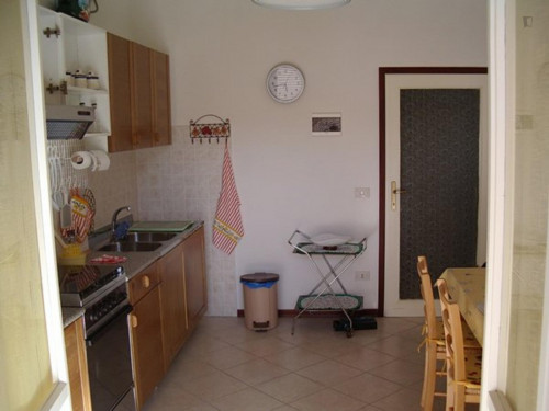 Single bedroom in 3-bedroom apartment in Quaracchi area  - Gallery -  2