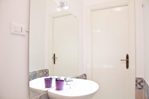 Cosy double bedroom in Ostiense neighbourhood - Gallery - 10