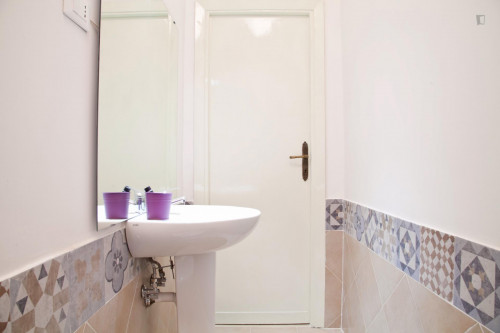 Cosy double bedroom in Ostiense neighbourhood - Gallery - 11