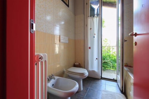 Single bedroom, with private bathroom and balcony, in 2-bedroom house - Gallery - 17