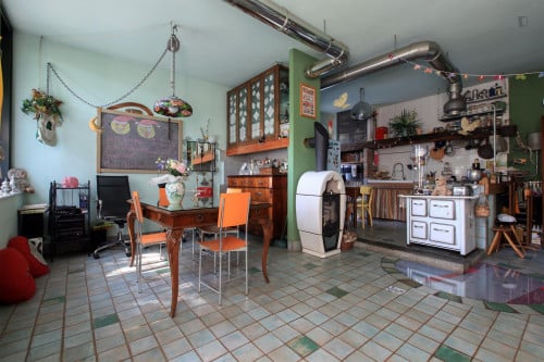 Single bedroom, with private bathroom and balcony, in 2-bedroom house - Gallery - 10