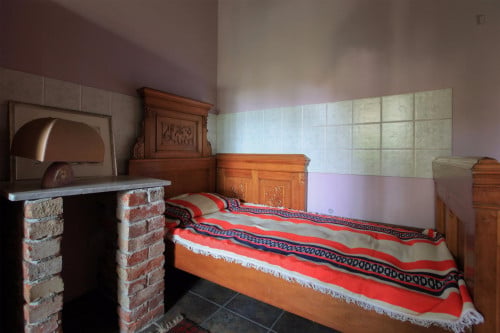 Single bedroom, with private bathroom and balcony, in 2-bedroom house - Gallery - 3