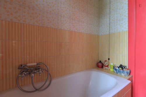 Single bedroom, with private bathroom and balcony, in 2-bedroom house - Gallery - 16