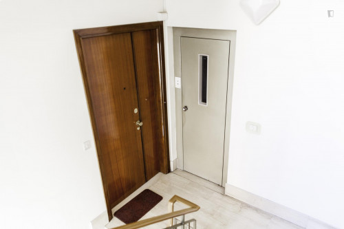 Single bedroom in a 3-bedroom flat in Novoli