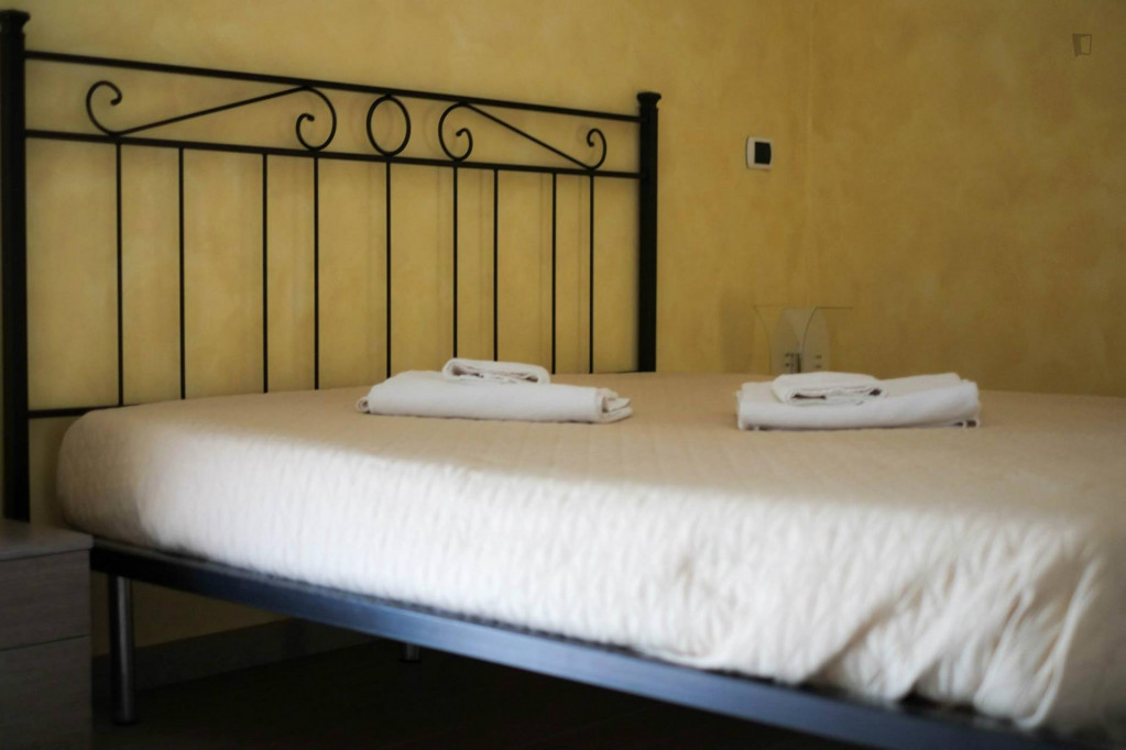 Modern double ensuite bedroom next to Parco Di Centocelle metro station