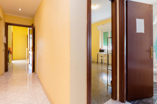 Homely double bedroom with balcony in Municipio VIII - Gallery - 13