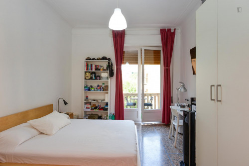 Bright double bedroom with a balcony, near the large Villa Ada Savoia park