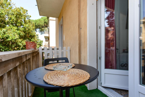 Bright double bedroom with a balcony, near the large Villa Ada Savoia park
