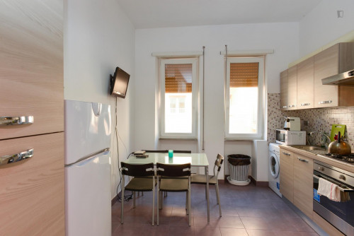 Bright double bedroom with a balcony, near the large Villa Ada Savoia park - Gallery - 5